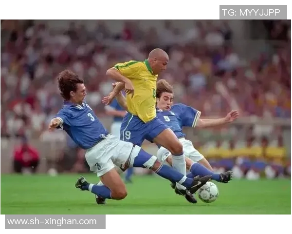 足球巨星的日常生活揭秘 从训练场到私人时光 了解他们的真实一面 足球巨星的日常生活揭秘 从训练场到私人时光 了解他们的真实一面